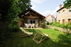 Gite-Floing-Ardennes-Le salon de jardin dans la pelouse